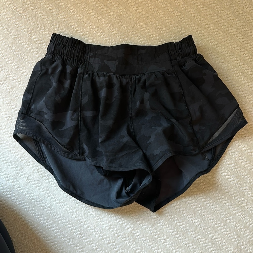 Lululemon Hotty Hot 2.5 in Size 4